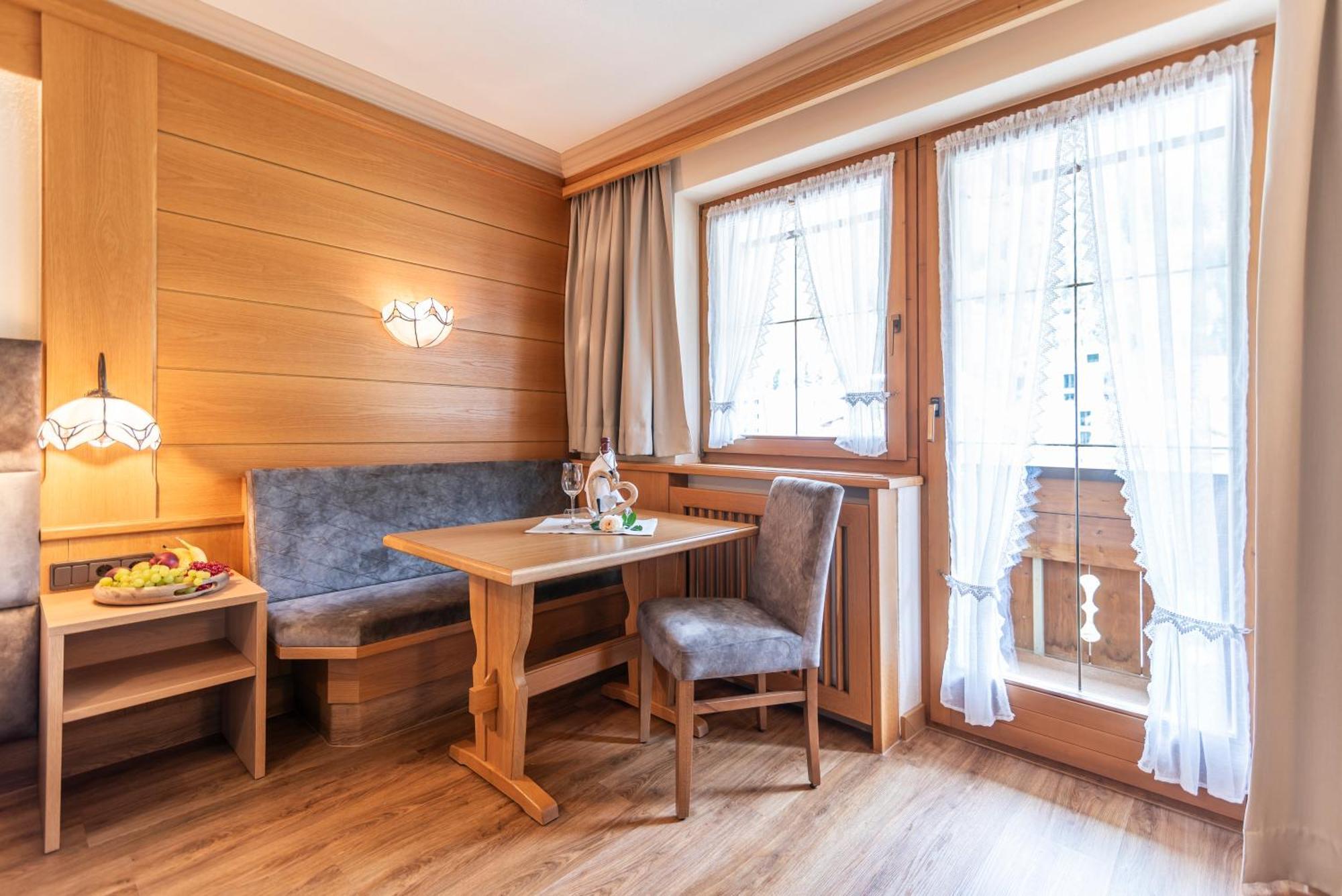 Hotel Garni Apart Tina Ischgl Buitenkant foto